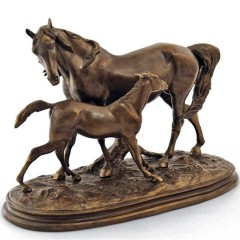 Скульптурная композиция «Лошадь с жеребенком» для классического стиля оформления интерьера
