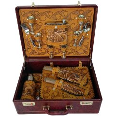 Подарочный набор для пикника «Охота на медведя» в кожаном чемодане