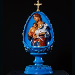 Сувенирное пасхальное яйцо «Богородица с ребёнком» (синее) в подарочном футляре