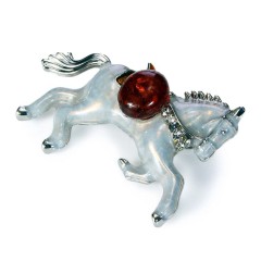 Ювелирное украшение «Белая лошадь» — брошь с коньячным янтарём