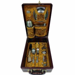 Подарочный набор для пикника «Медведь рыбак» в кожаном чемодане