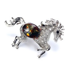 Металлическая брошь «Лошадка» с зелёным янтарем и кристаллами — символ Нового 2026 года лошади