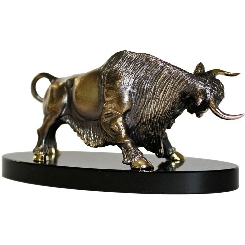 Бронзовая фигурка «Бык атакующий» на камне
