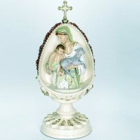 Резное пасхальное яйцо «Богородица» (бело-зелёное) из дерева