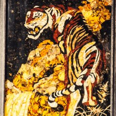 Декоративная картина «Тигр» из янтаря и ценных пород дерева