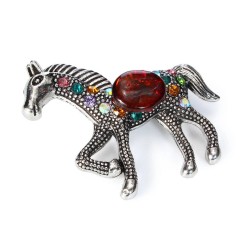 Металлическая брошь «Лошадка» с коньячным янтарем и кристаллами — символ Нового 2026 года лошади