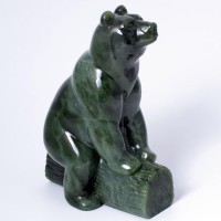 Нефритовая фигурка «Медведь на бревне»