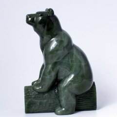 Нефритовая фигурка «Медведь на бревне»
