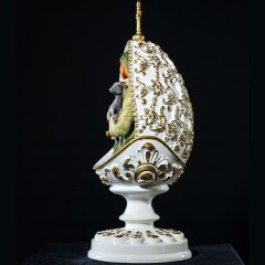 Декоративное пасхальное яйцо «Богородица с ребёнком» (бело-зелёное) в подарочном футляре