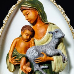 Декоративное пасхальное яйцо «Богородица с ребёнком» (бело-зелёное) в подарочном футляре