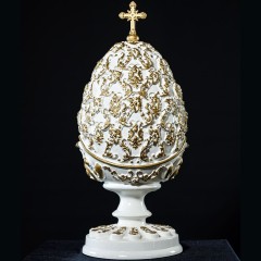 Декоративное пасхальное яйцо «Богородица с ребёнком» (бело-зелёное) в подарочном футляре