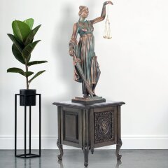 Большая резная скульптура «Фемида» из массива дерева в подарок юристу