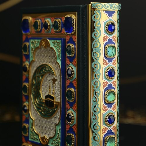 Подарочное издание «Коран» — священная книга в украшенном ларце