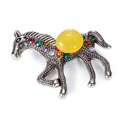 Металлическая брошь «Лошадка» с молочным янтарем и кристаллами — символ Нового 2026 года лошади