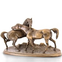 Скульптурная композиция «Играющие лошади»