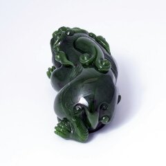 Статуэтка «Дракончик с шаром» из зелёного нефрита