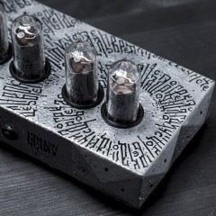 Лимитированная серия ламповых часов «День» от известного мастера каллиграфии