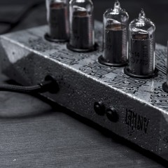 Лимитированная серия ламповых часов «День» от известного мастера каллиграфии