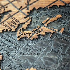 Большое декоративное панно «Янтарная Галактика» из натурального янтаря