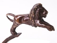 Бронзовая статуэтка «Лев» на яшме