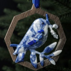 Синяя деревянная ёлочная игрушка «Снегирь» — новогодний подарок от деда мороза