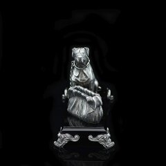 Серебряная статуэтка «Бордосский дог» на постаменте из вулканического камня обсидиан