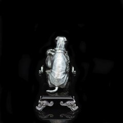 Серебряная статуэтка «Бордосский дог» на постаменте из вулканического камня обсидиан