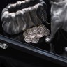 Серебряная статуэтка «Бордосский дог» на постаменте из вулканического камня обсидиан