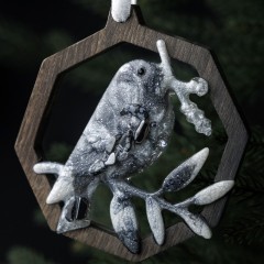 Деревянная ёлочная игрушка «Снегирь» — новогодний подарок от деда мороза