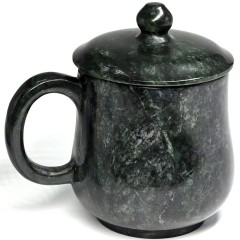 Кружка с крышкой из натурального камня нефрит можете купить в подарок дедушке