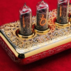 Ламповые часы «Бесконечность времени» в позолоченном корпусе