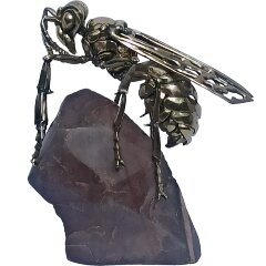 Интерьерный сувенир «Шершень» на камне