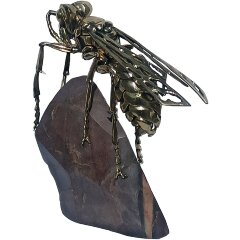 Интерьерный сувенир «Шершень» на камне