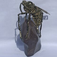 Интерьерный сувенир «Шершень» на камне