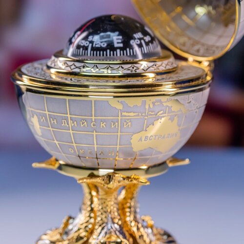 Сувенирный глобус компас «Три кита» в подарок руководителю