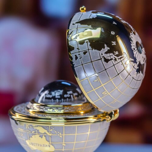 Сувенирный глобус компас «Три кита» в подарок руководителю