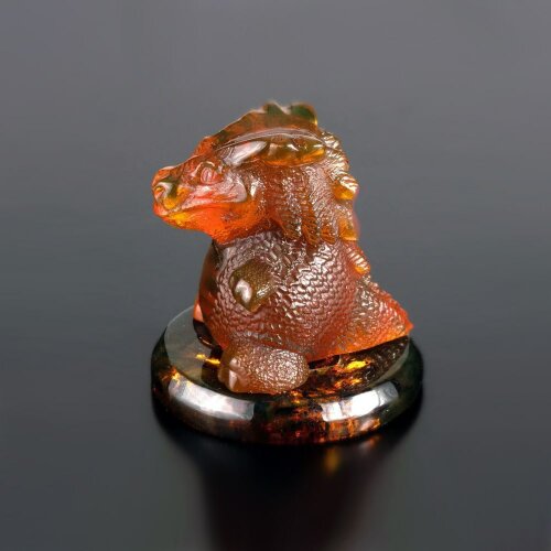 Резная фигурка из цельного янтаря «Дракончик» в подарок к новому 2024 году