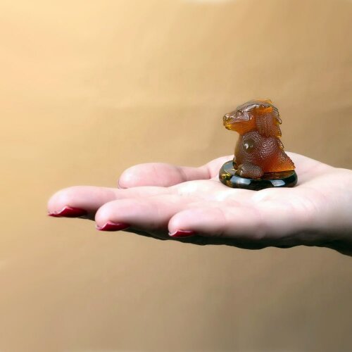 Резная фигурка из цельного янтаря «Дракончик» в подарок к новому 2024 году