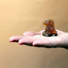 Резная фигурка из цельного янтаря «Дракончик» в подарок к новому 2024 году