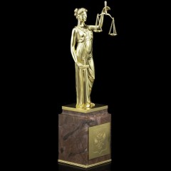 Позолоченная статуэтка «Фемида» на камне родонит с гербом России в подарок юристу