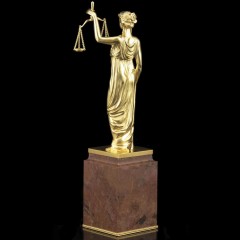 Позолоченная статуэтка «Фемида» на камне родонит с гербом России в подарок юристу