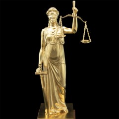 Позолоченная статуэтка «Фемида» на камне родонит с гербом России в подарок юристу
