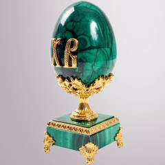 Малахитовое яйцо «Пасхальное торжество ХВ» с позолоченным декором в подарок к пасхе