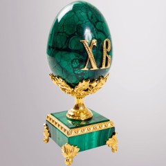 Малахитовое яйцо «Пасхальное торжество ХВ» с позолоченным декором в подарок к пасхе