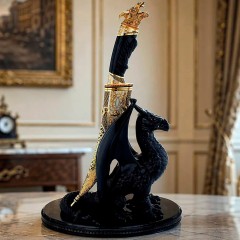 Интерьерная композиция «Дракон» — украшенный нож на подставке из деревянного мифологического животного