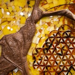 Интерьерное резное панно «Цветок жизни» из корня ореха и янтаря