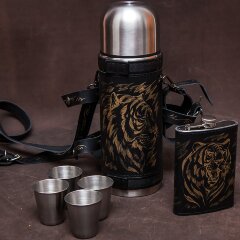 Походный термос «Тигр» обтянутый кожей с фляжкой и стопками
