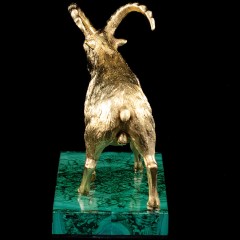 Позолоченная статуэтка «Козерог» на камне малахит в подарок охотнику