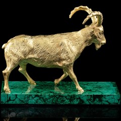 Позолоченная статуэтка «Козерог» на камне малахит в подарок охотнику