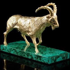 Позолоченная статуэтка «Козерог» на камне малахит в подарок охотнику
